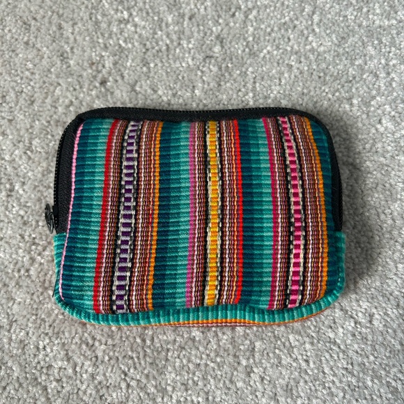 🔥🆕🔥 Fuchsia Chiffon Poncho Wrap & Embroidered Floral Pouch - Picture 6 of 7